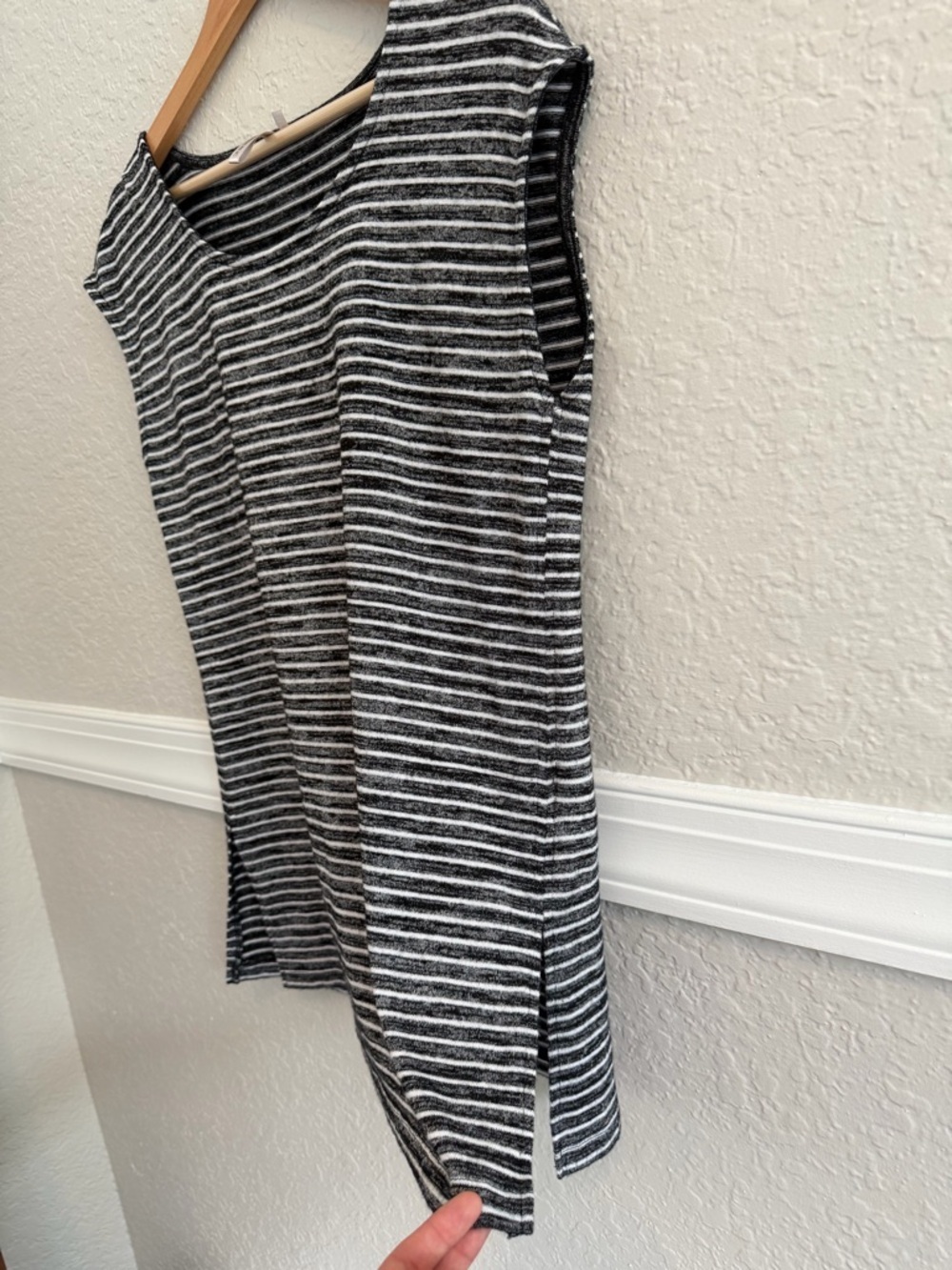 Banana Republic Black & White Striped Signature Tee | Size M - Picture 4 of 9